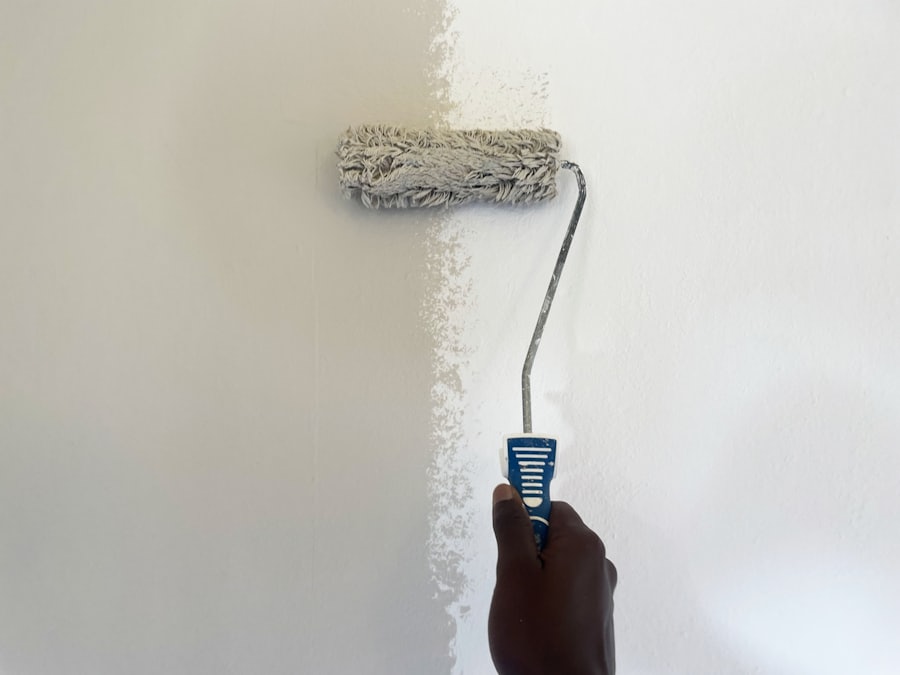 Maler streicht eine Wand mit der Farbrolle